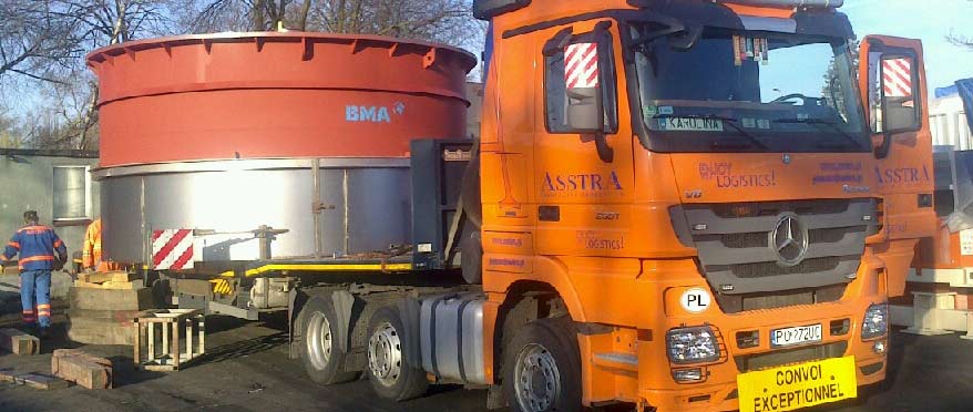 AsstrA befördert Ausrüstungsteile einer Rohfabrik