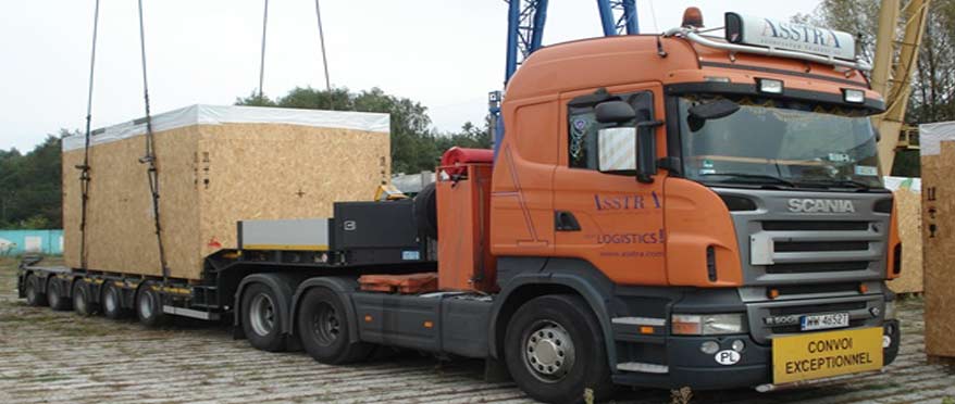 Transport von Asphaltfertigern