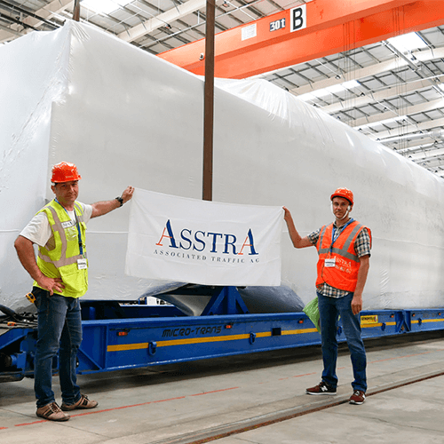 Wir transportieren einen eisenbahnwaggon mit dem auto
