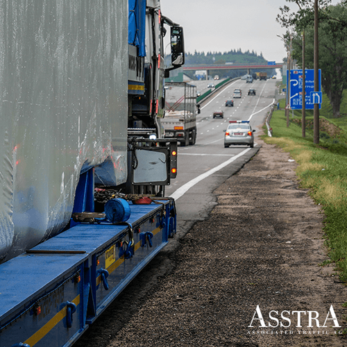 Wir transportieren einen eisenbahnwaggon mit dem auto