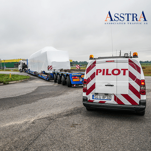 Wir transportieren einen eisenbahnwaggon mit dem auto
