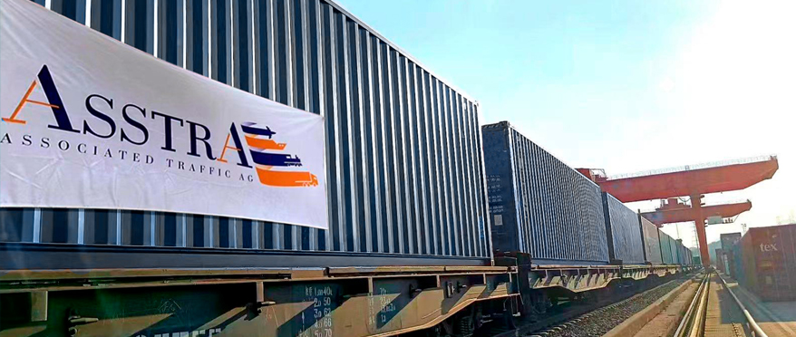 Beschleunigter Containerzug beladen mit...